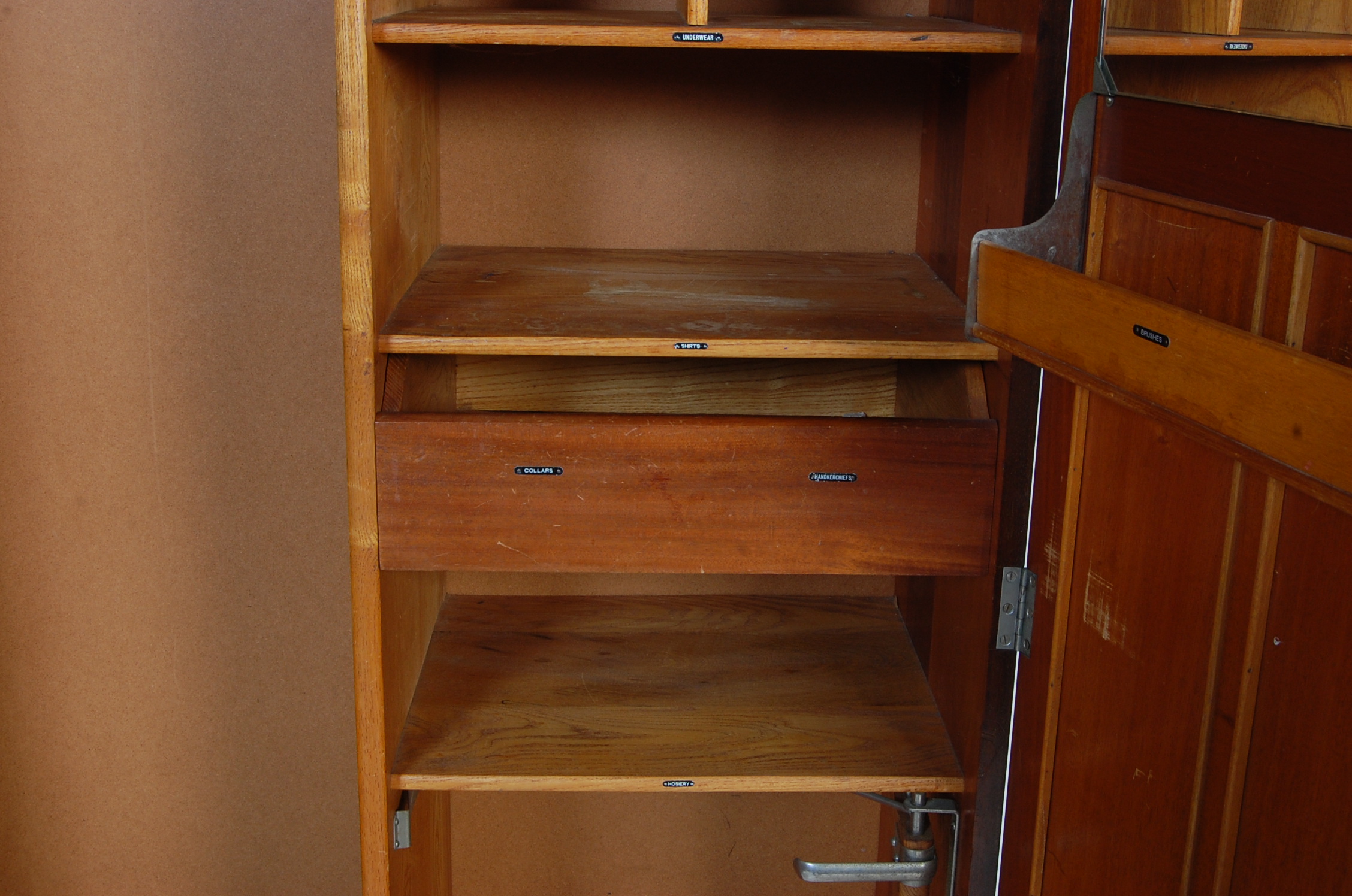 MID 20TH CENTURY WALNUT WARDROBE - Image 7 of 10