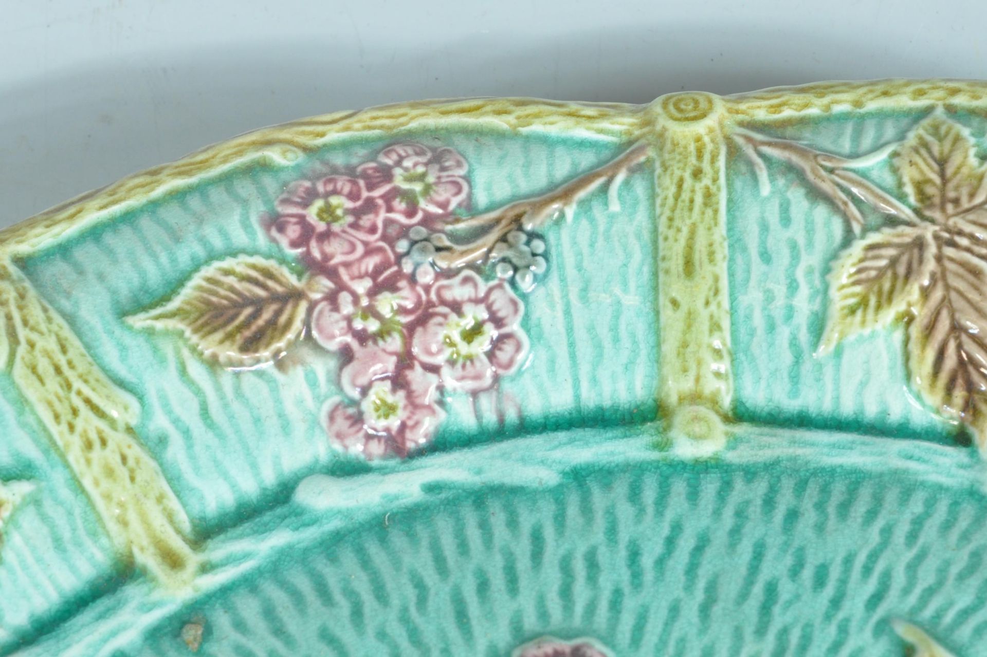 19TH CENTURY VICTORIAN MAJOLICA PLATE - Image 2 of 7