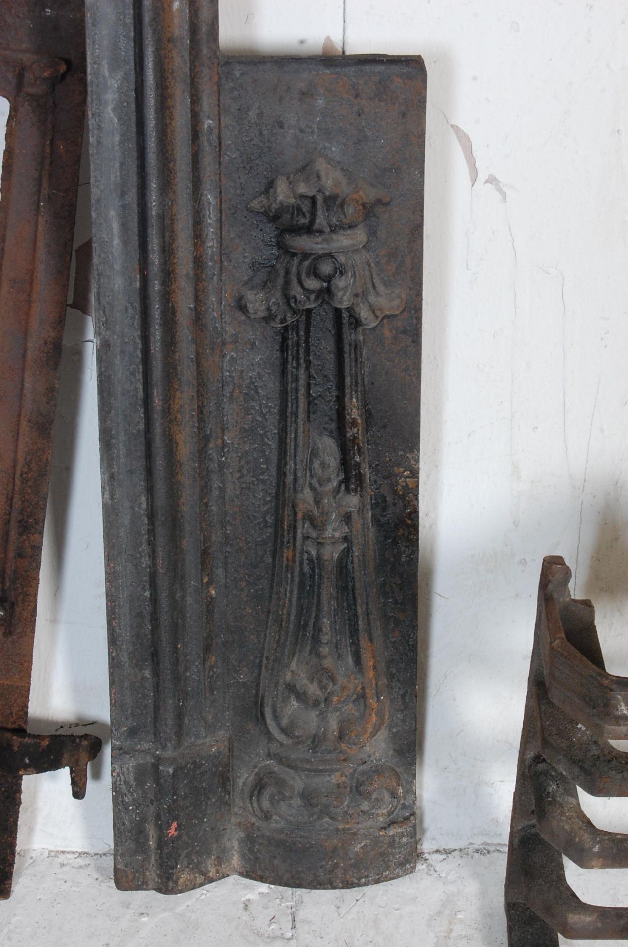 ANTIQUE 19TH CENTURY VICTORIAN CAST IRON FIREPLACE - Image 4 of 9
