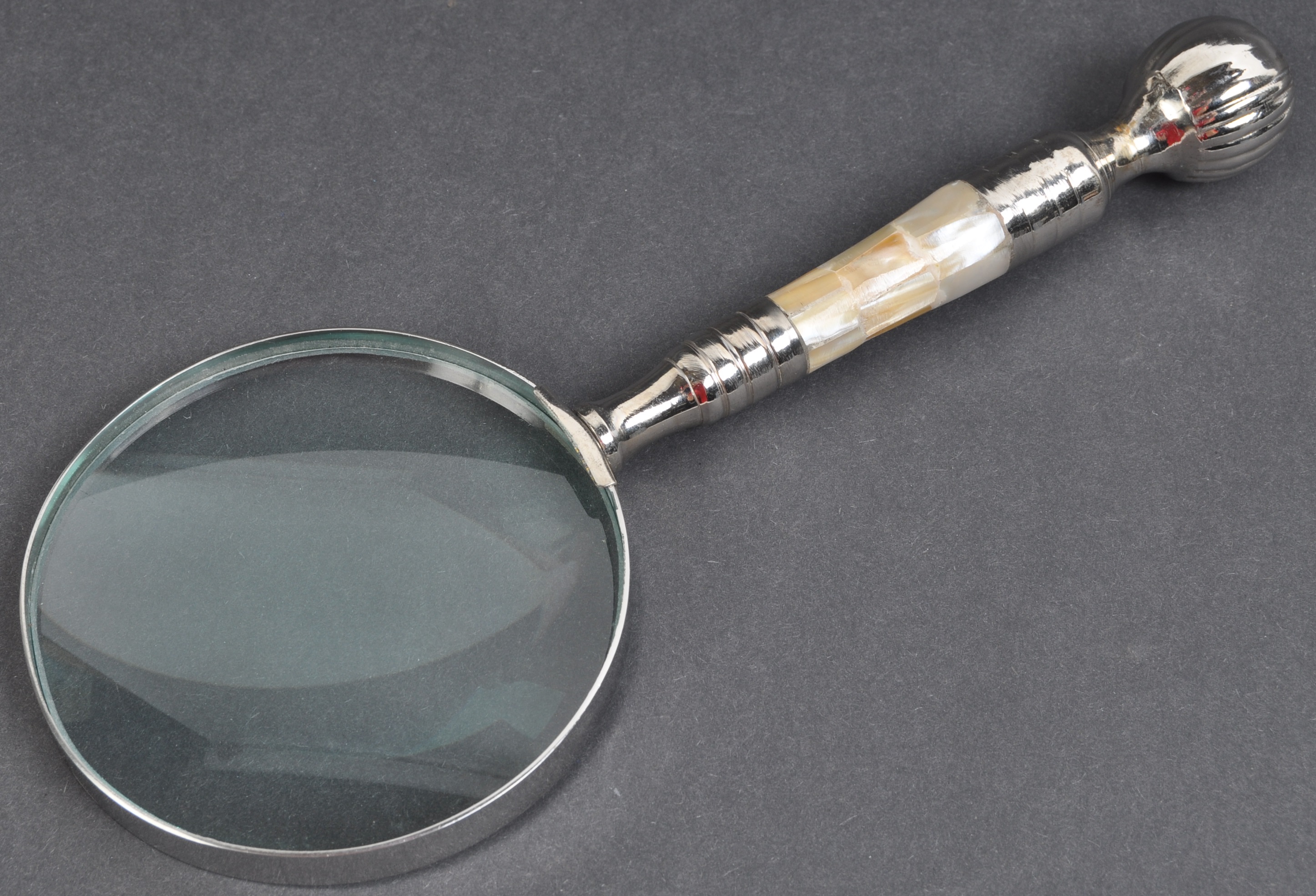 VINTAGE DESKTOP MAGNIFYING GLASS