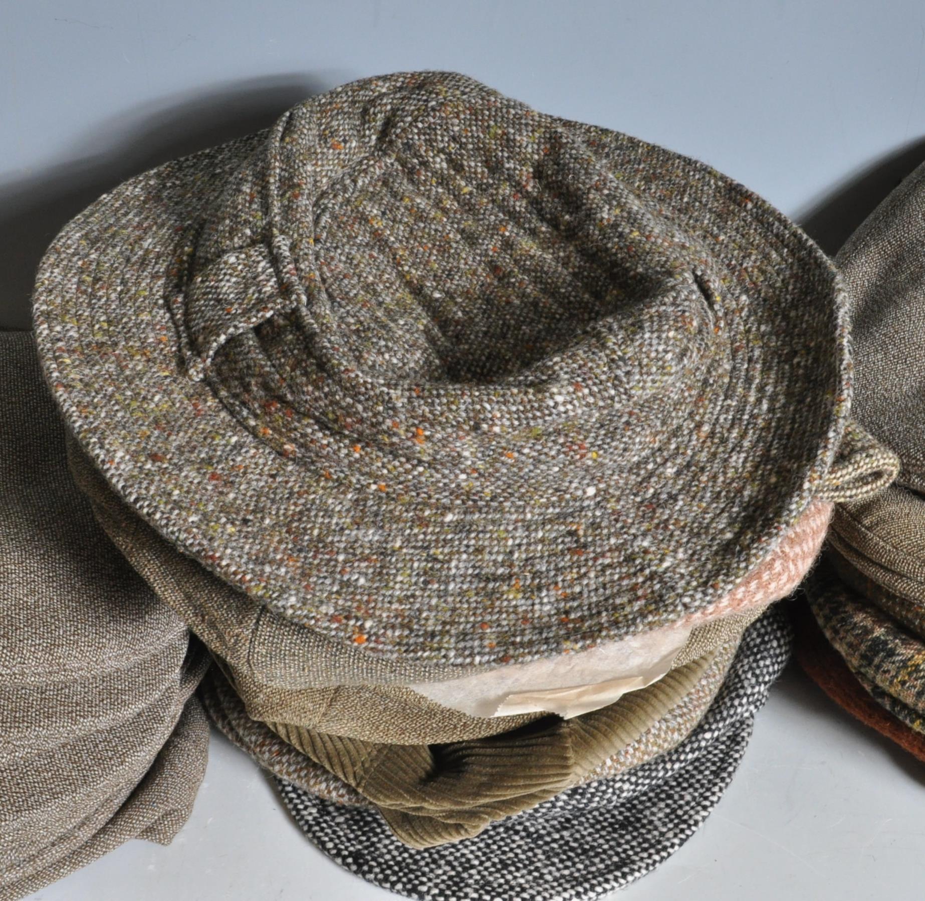 COLLECTION OF VINTAGE MENS HARRIS TWEED FLAT CAP HATS. - Image 3 of 22