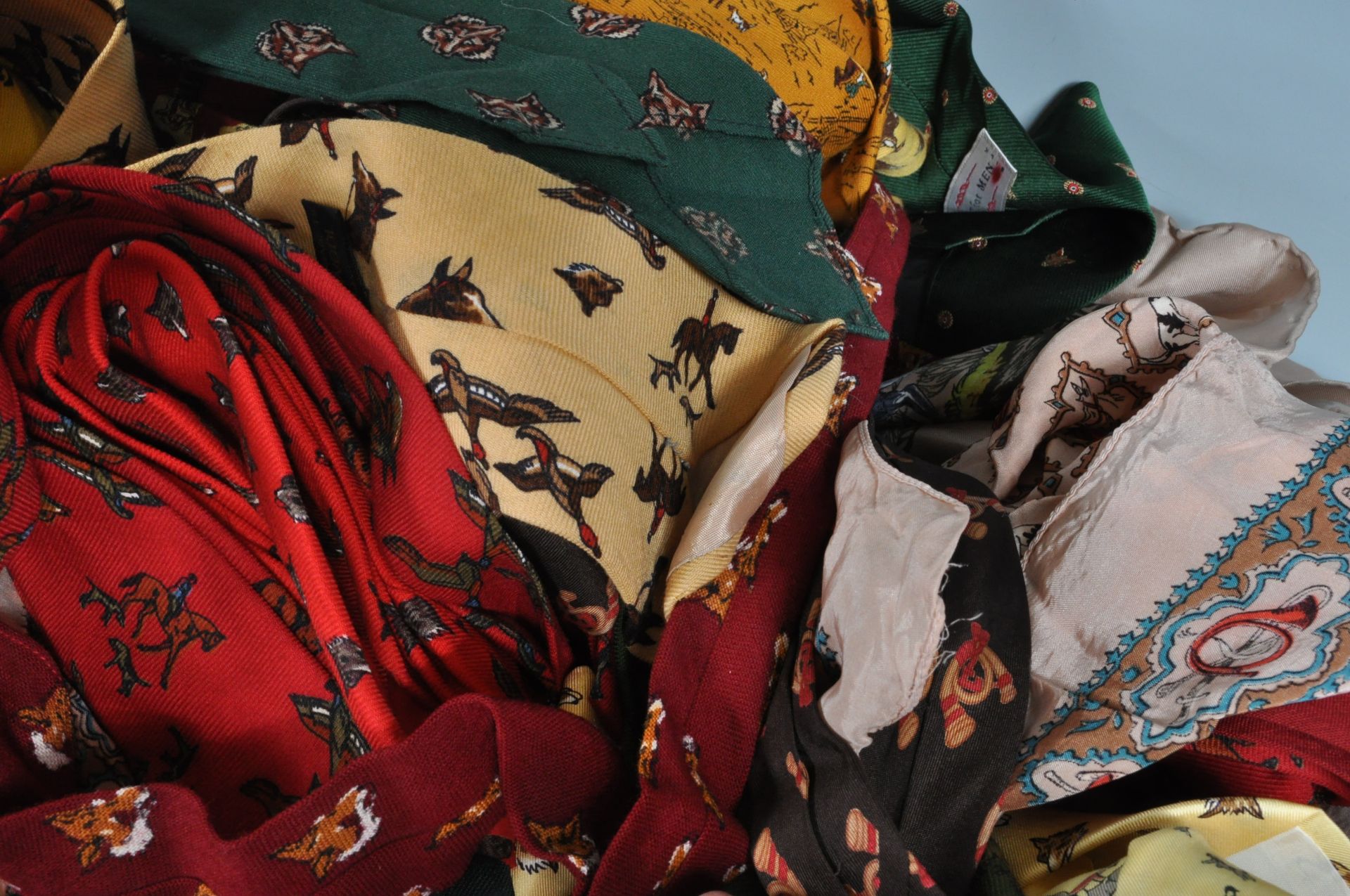 COLLECTION OF VINTAGE 1950S MENS TIES SCARVES AND CRAVATS INCLUDING SEVERAL TOOTAL EXAMPLES. - Image 6 of 8