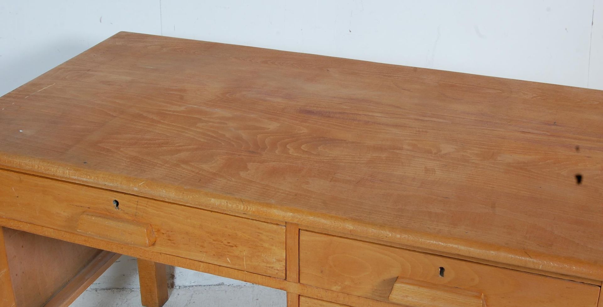 LATE 20TH CENTURY LIGHT OAK AIR MILITARY TYPE OFFICE DESK - Bild 3 aus 6