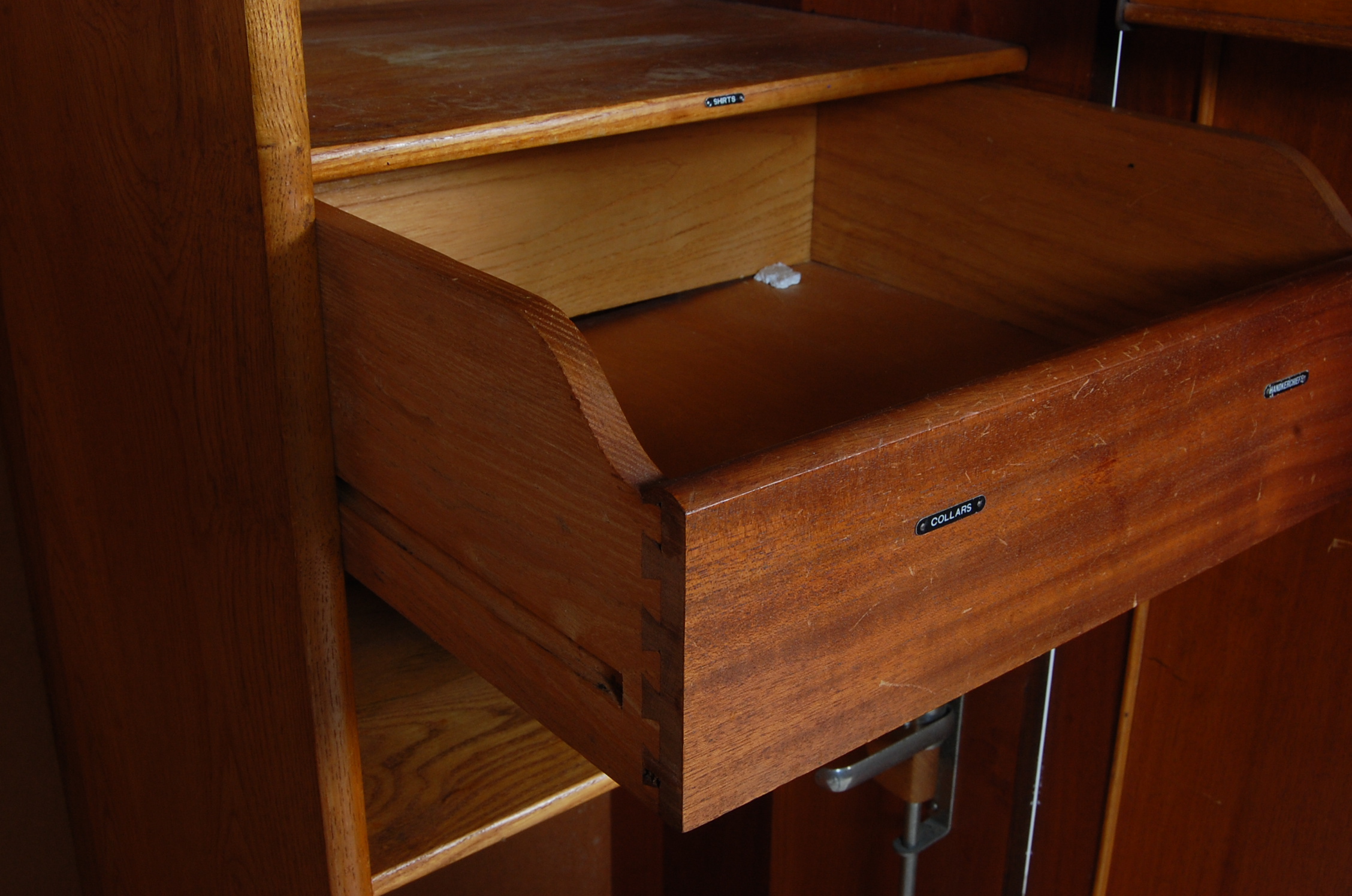 MID 20TH CENTURY WALNUT WARDROBE - Image 9 of 10