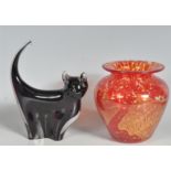 20TH CENTURY GLASS VASE IN THE MANNER OF VASART WITH A STUDIO GLASS CAT FIGURE.