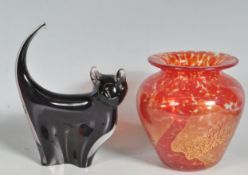 20TH CENTURY GLASS VASE IN THE MANNER OF VASART WITH A STUDIO GLASS CAT FIGURE.