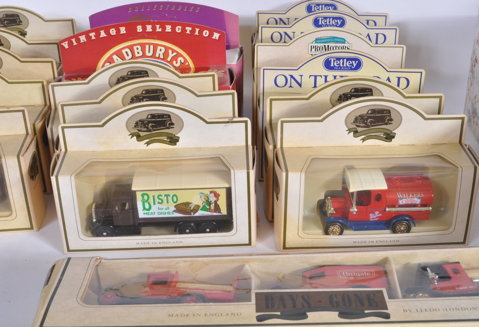 LARGE COLLECTION OF VINTAGE DIECAST CARS - Image 9 of 13