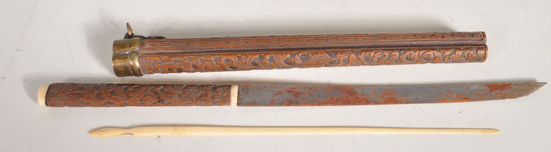 20TH CENTURY CHINESE ORIENTAL WHITE METAL PIPE AND HARD WOOD SHEATHED KNIFE - Image 6 of 6