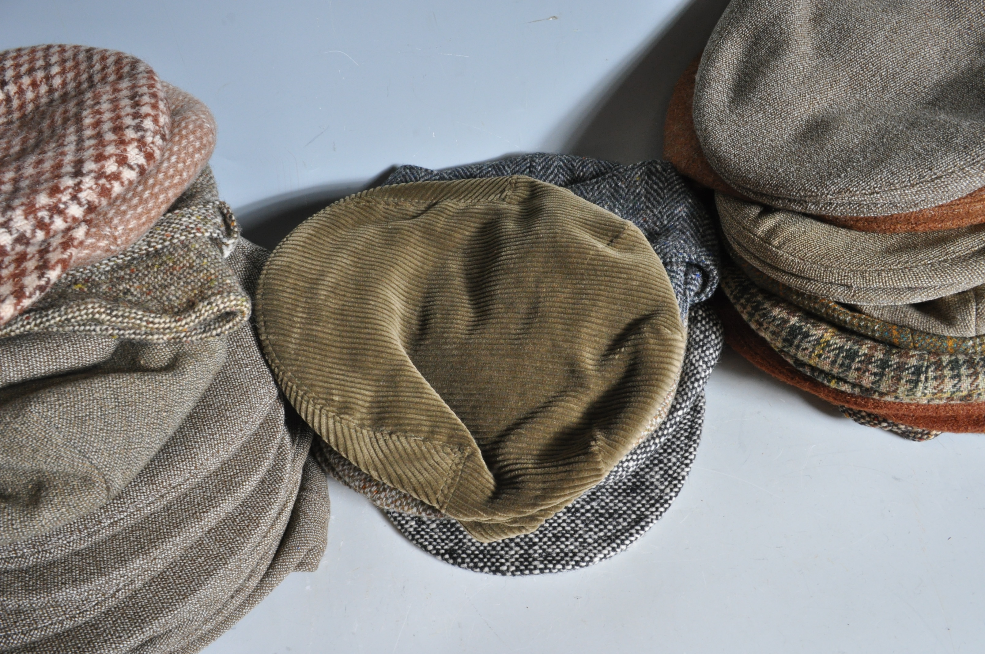 COLLECTION OF VINTAGE MENS HARRIS TWEED FLAT CAP HATS. - Image 9 of 22