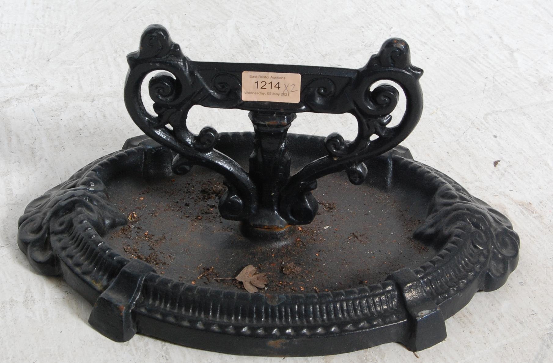 ANTIQUE STYLE CAST IRON TABLE BASE AND BOOT SCRAPER - Image 4 of 5