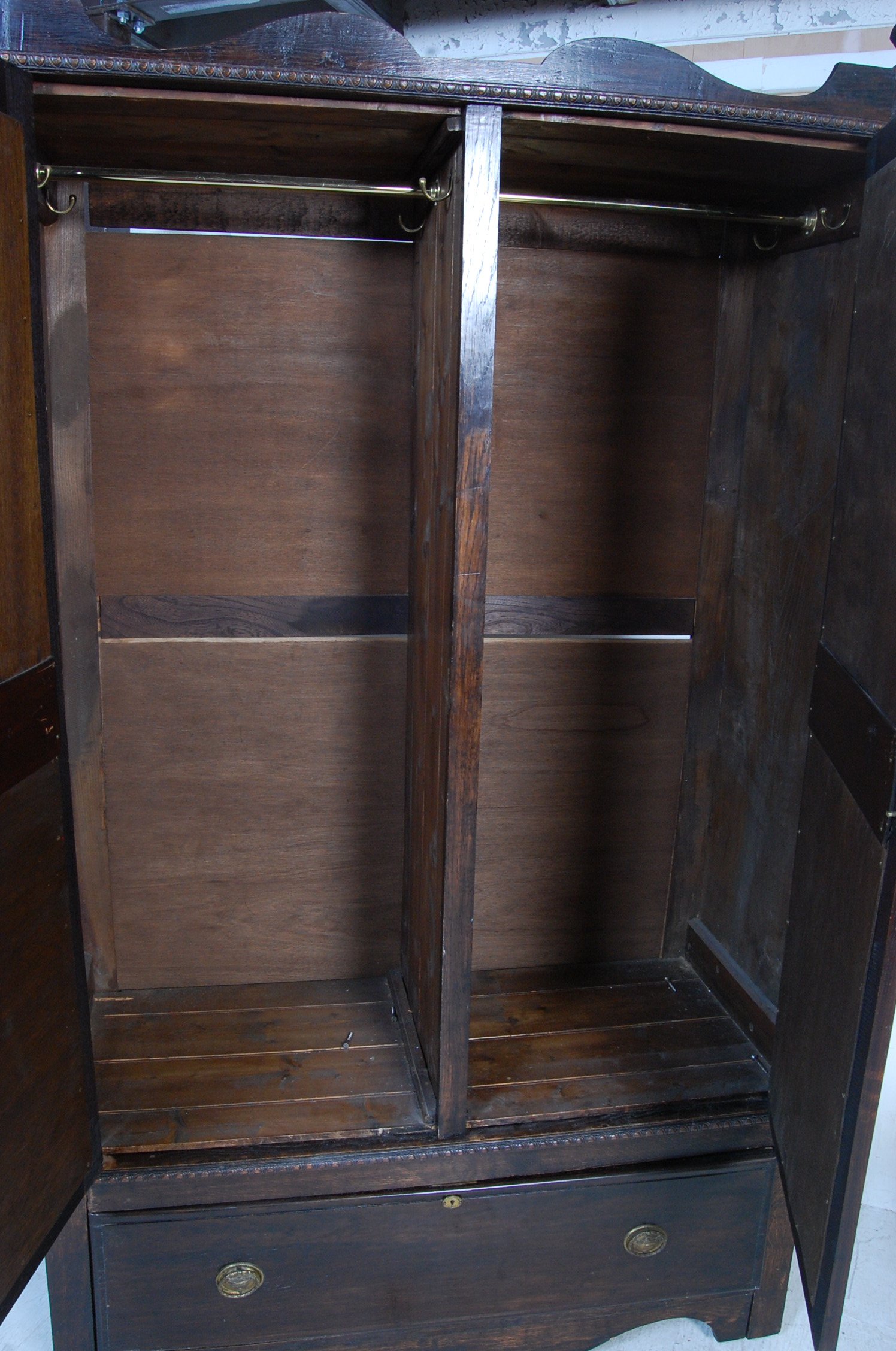 1930’S BEDROOM SUIT - WARDROBE AND DRESSING TABLE - Image 2 of 11