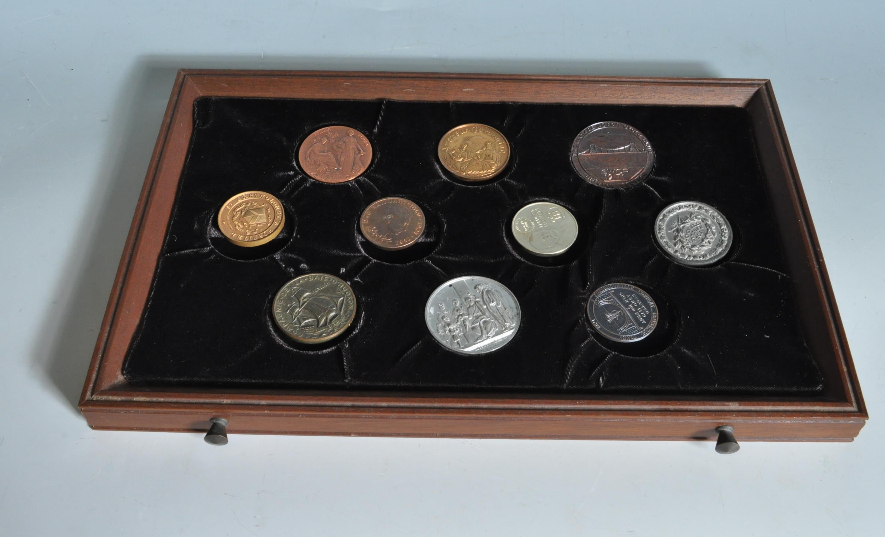 COLLECTION OF COINS AND MEDALS IN A WOODEN BOX - Image 5 of 11