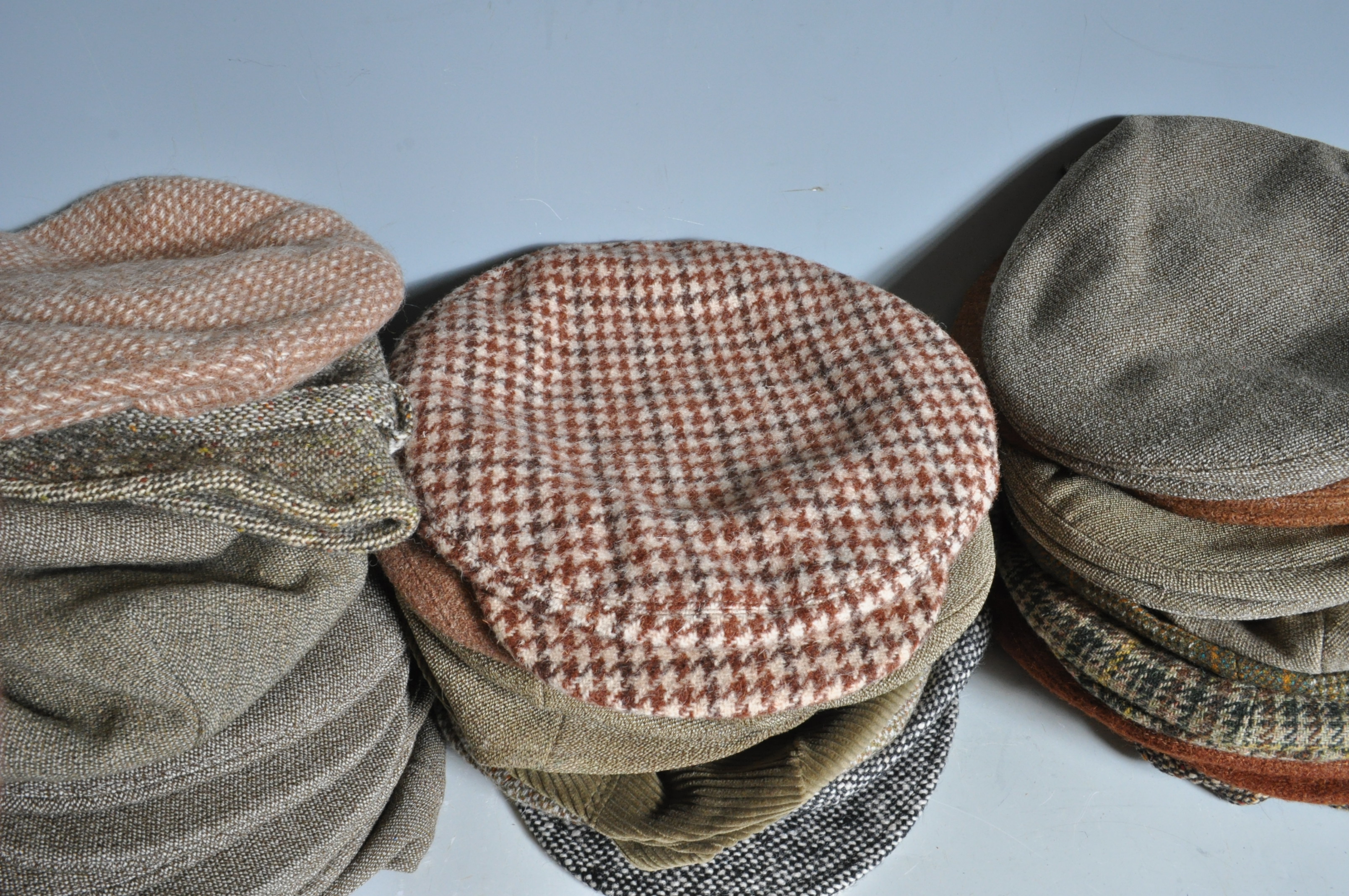 COLLECTION OF VINTAGE MENS HARRIS TWEED FLAT CAP HATS. - Image 7 of 22