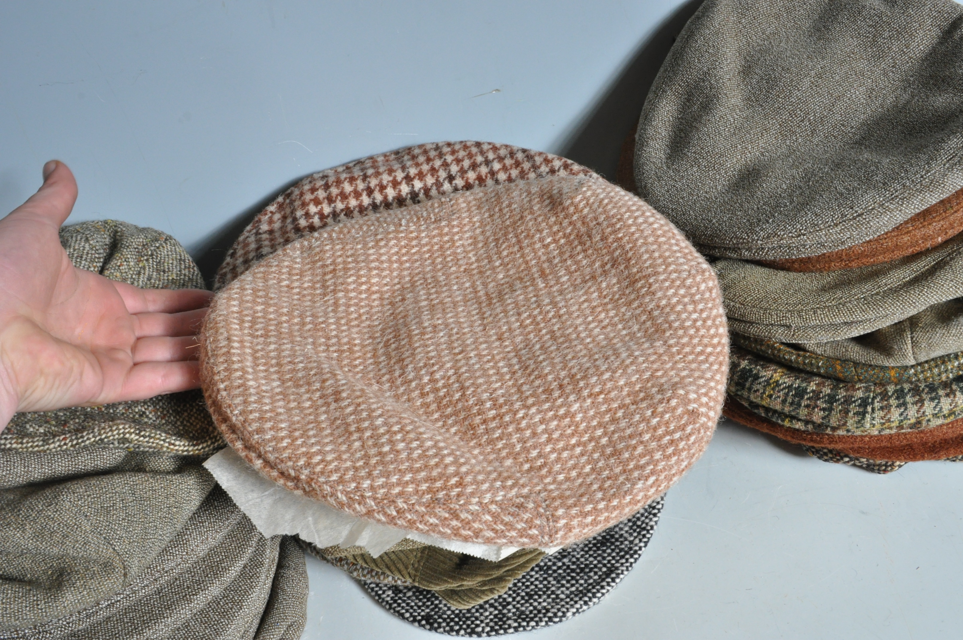 COLLECTION OF VINTAGE MENS HARRIS TWEED FLAT CAP HATS. - Image 6 of 22