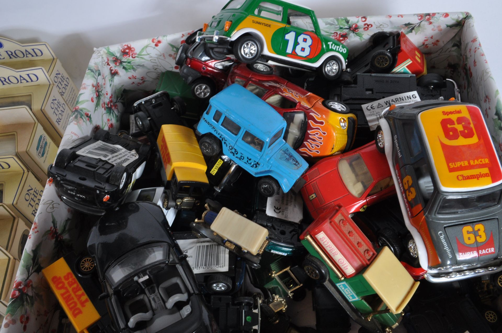 LARGE COLLECTION OF VINTAGE DIECAST CARS - Image 7 of 13