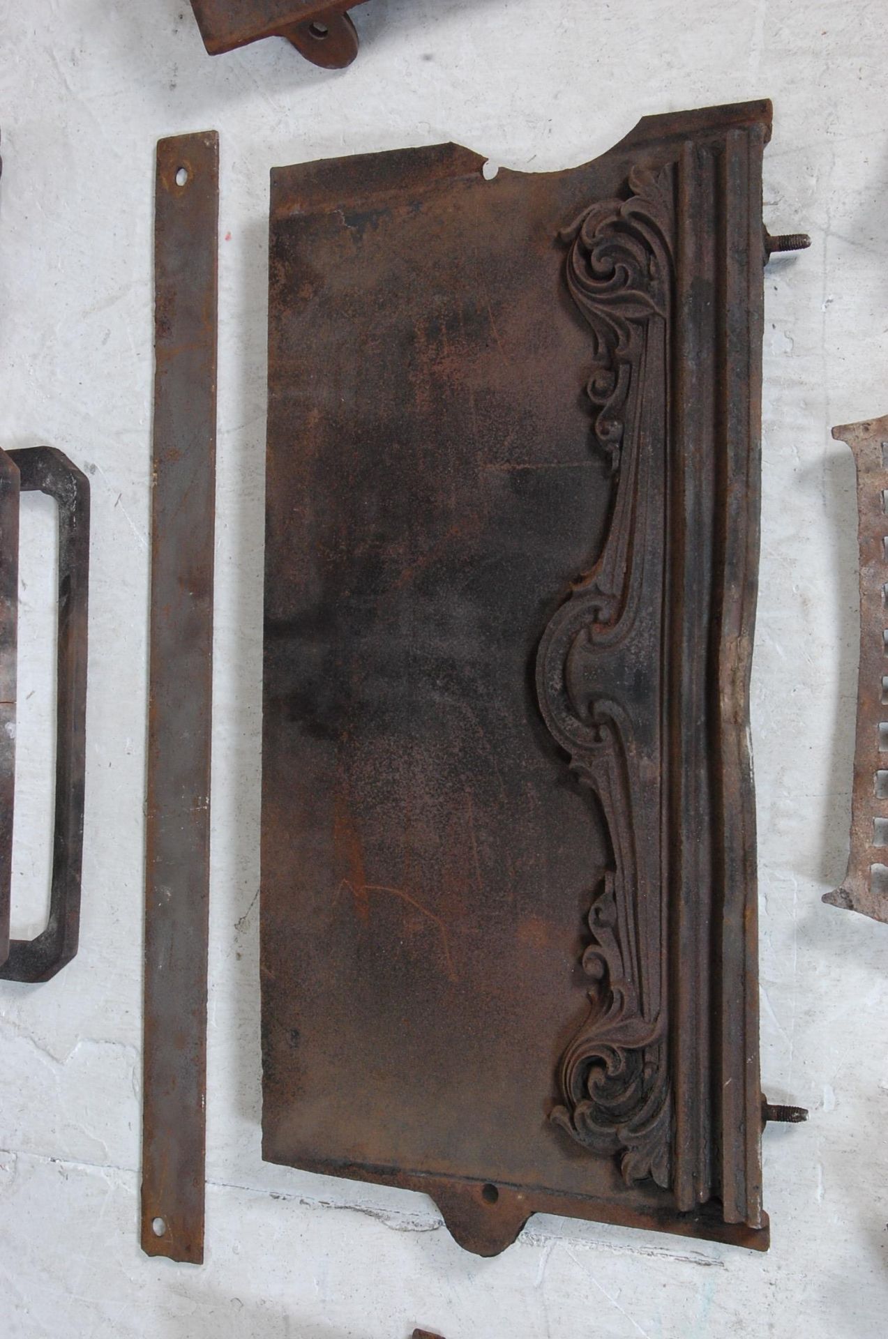 ANTIQUE 19TH CENTURY VICTORIAN CAST IRON FIREPLACE - Image 7 of 9