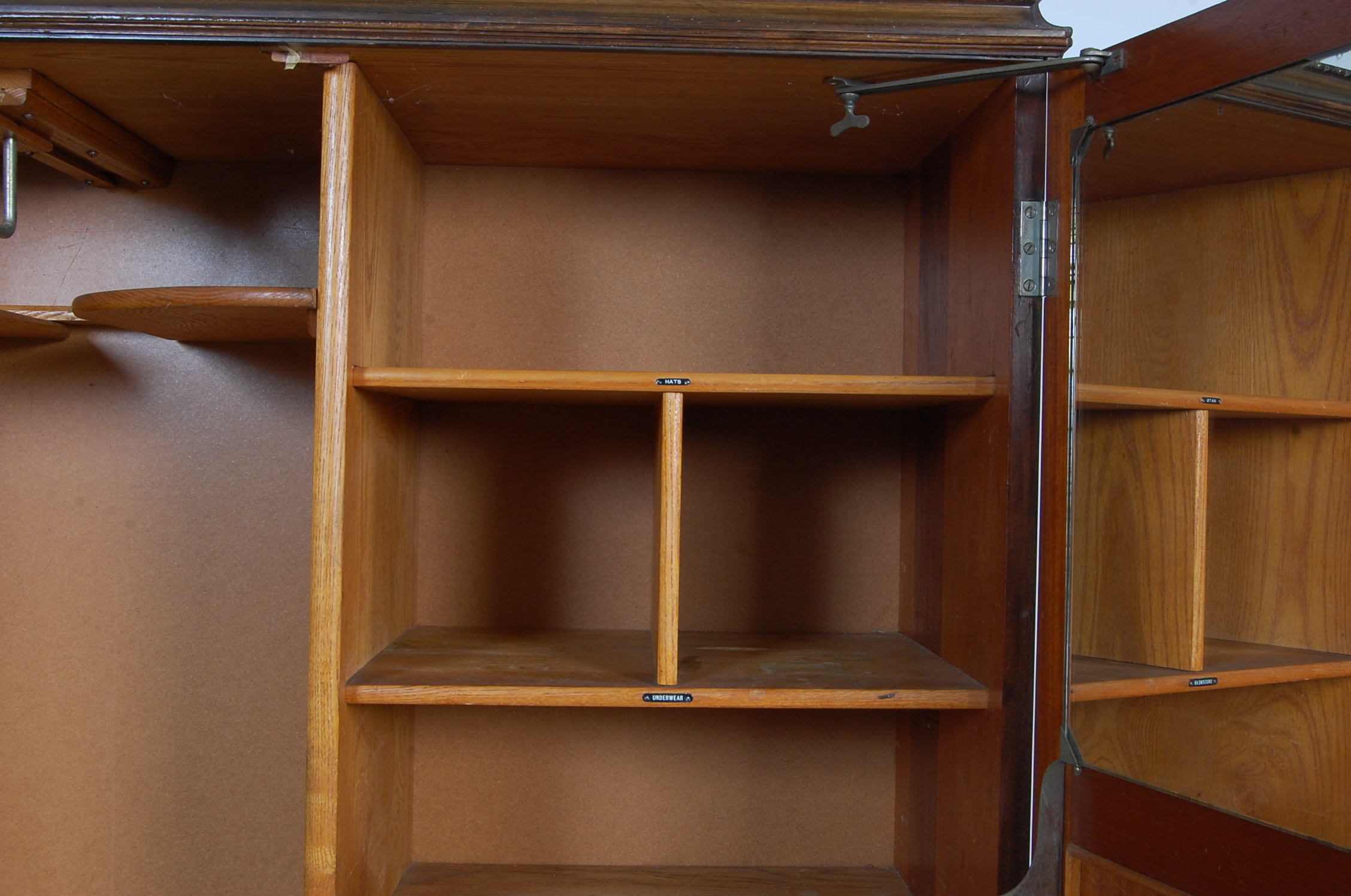 MID 20TH CENTURY WALNUT WARDROBE - Image 6 of 10