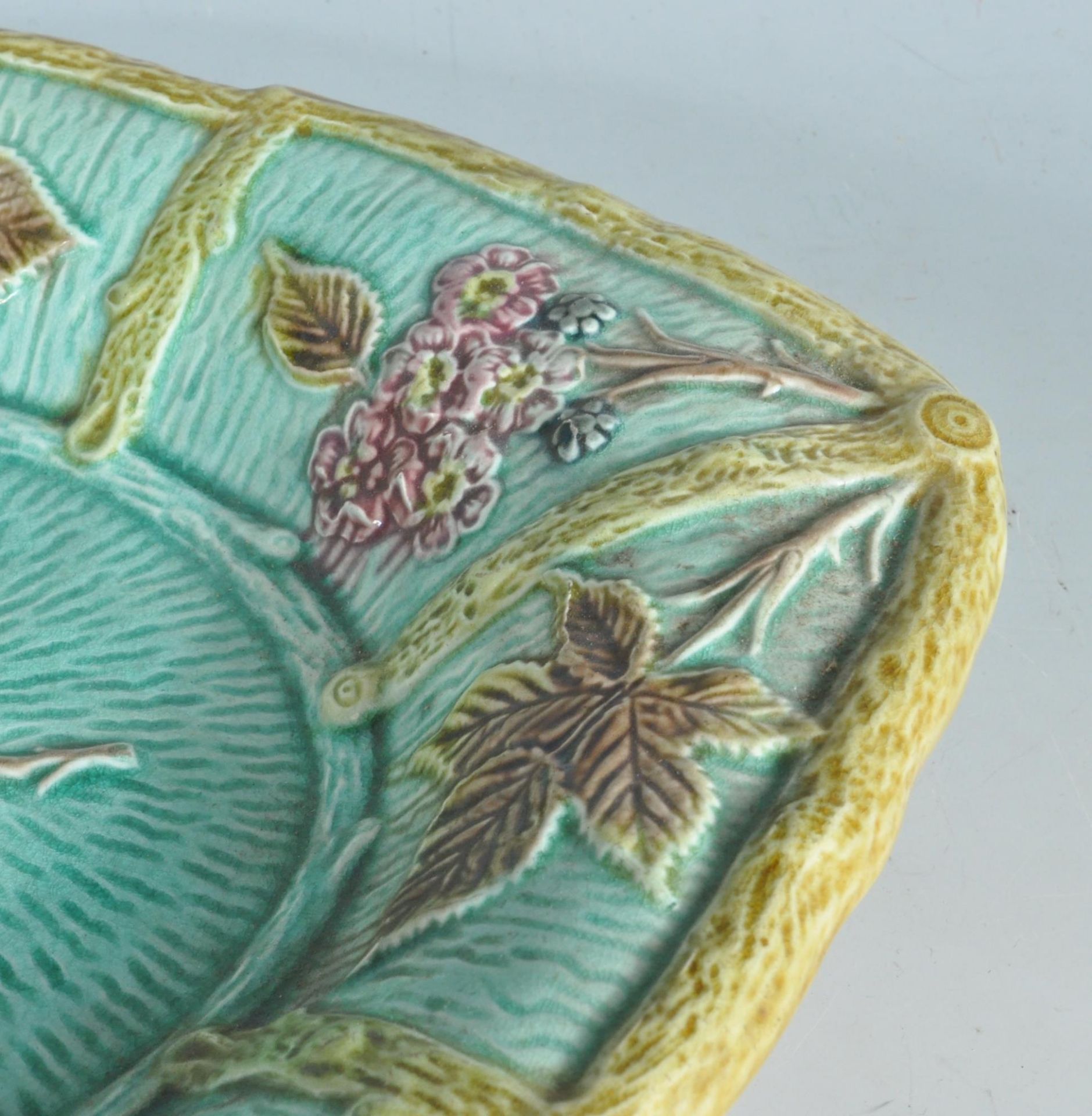 19TH CENTURY VICTORIAN MAJOLICA PLATE - Image 5 of 7