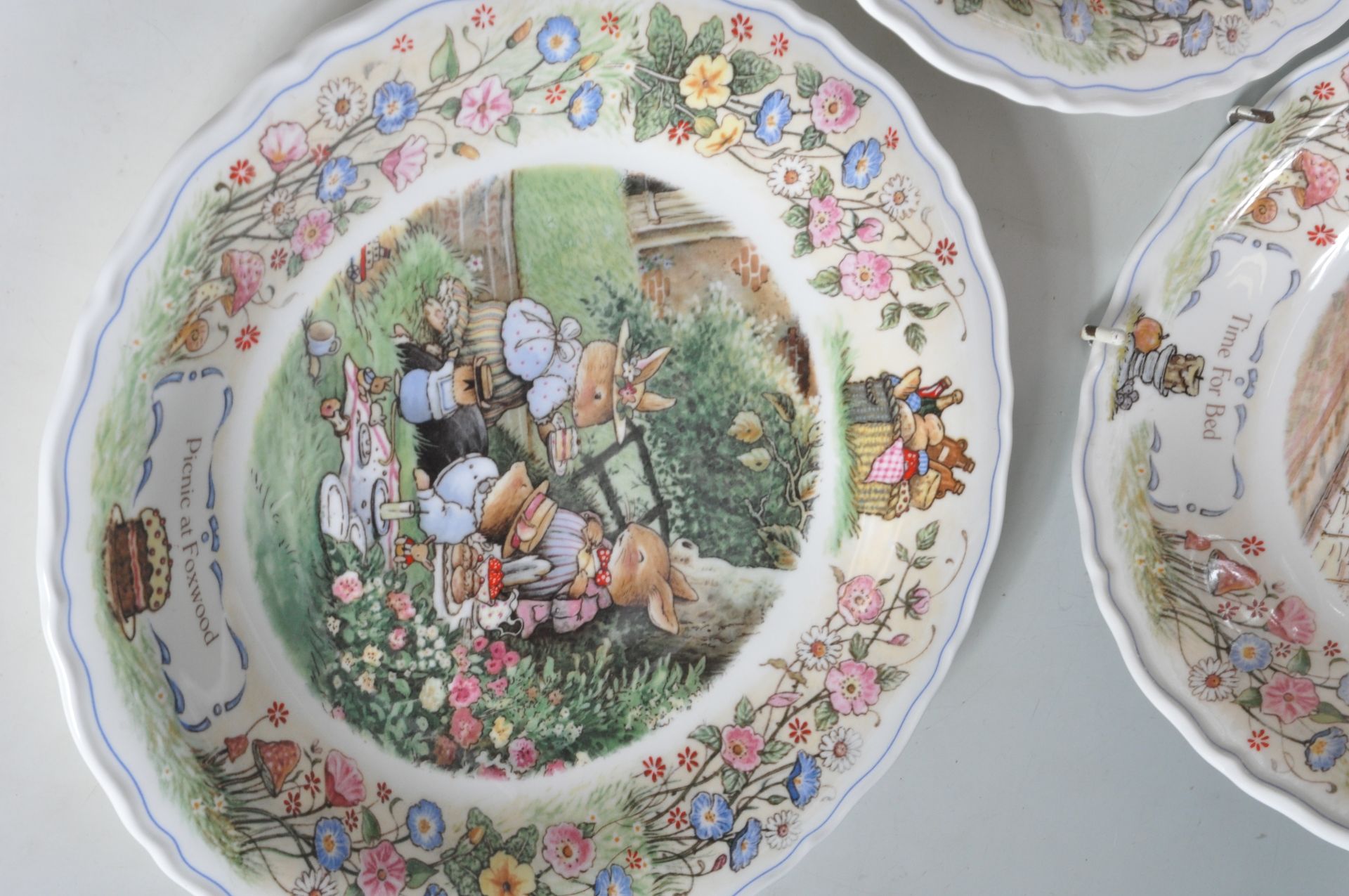 12 WEDGWOOD FOXWOOOD TALES PLATES - Image 8 of 11