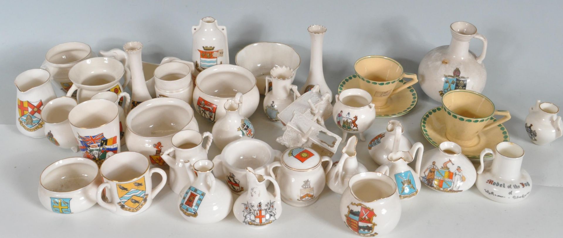 LARGE COLLECTION OF GOSS CERAMC WARE