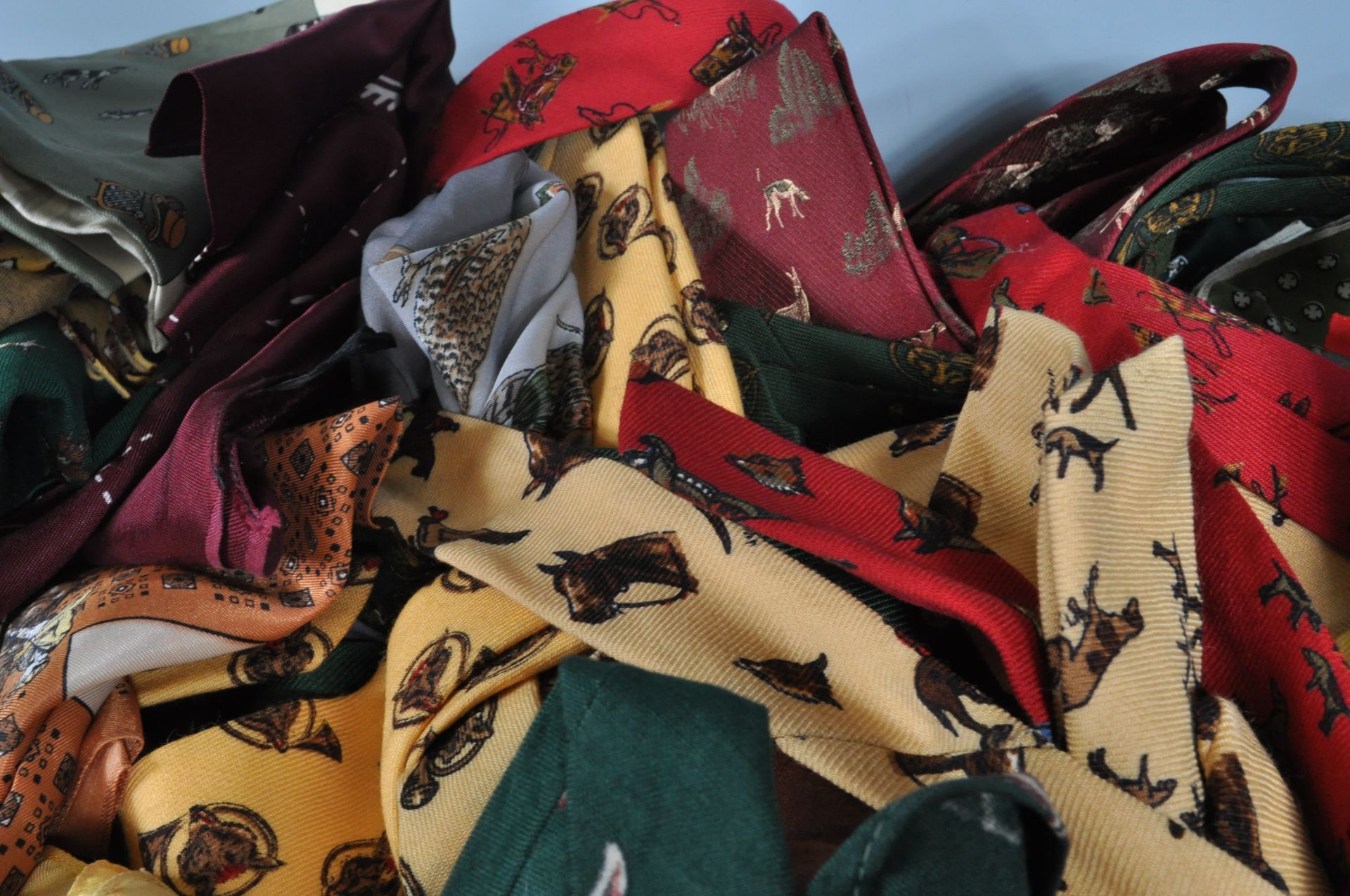 COLLECTION OF VINTAGE 1950S MENS TIES SCARVES AND CRAVATS INCLUDING SEVERAL TOOTAL EXAMPLES. - Image 7 of 8