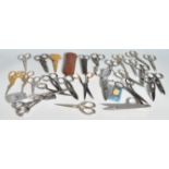 LARGE QUANTITY OF EARLY 20TH CENTURY AND LATER METAL SCISSORS