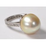 18CT WHITE GOLD LADIES DIAMOND SET RING HAVING A CENTRAL SOUTHSEA PEARL