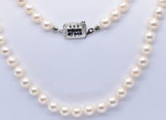 AN 18CT GOLD SAPPHIRE SINGLE STRAND PEARL NECKLACE