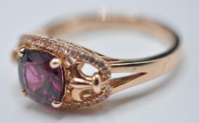 10CT ROSEGOLD LADIES RING WITH CENTRAL FACETED GARNET