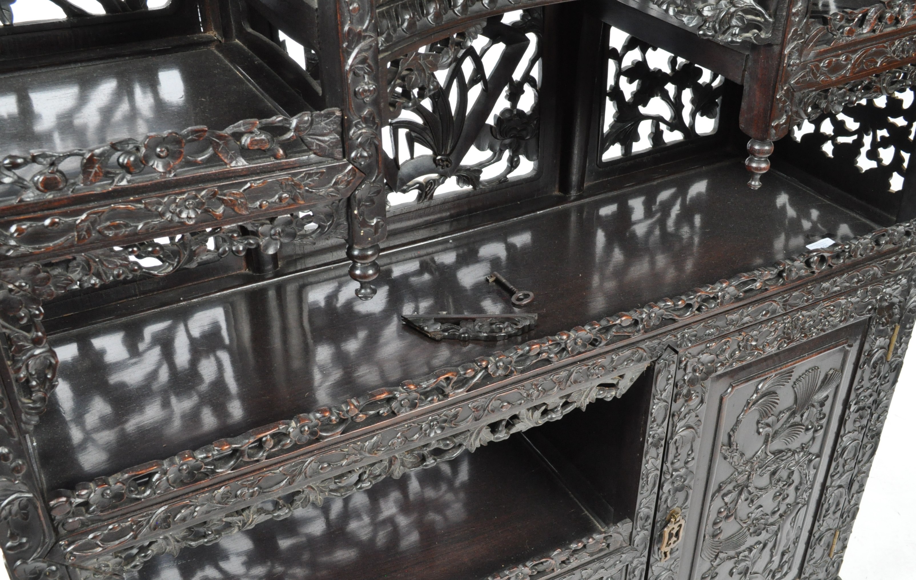 IMPRESSIVE 19TH CENTURY CHINESE CARVED HARDWOOD DISPLAY CABINET - Image 10 of 18
