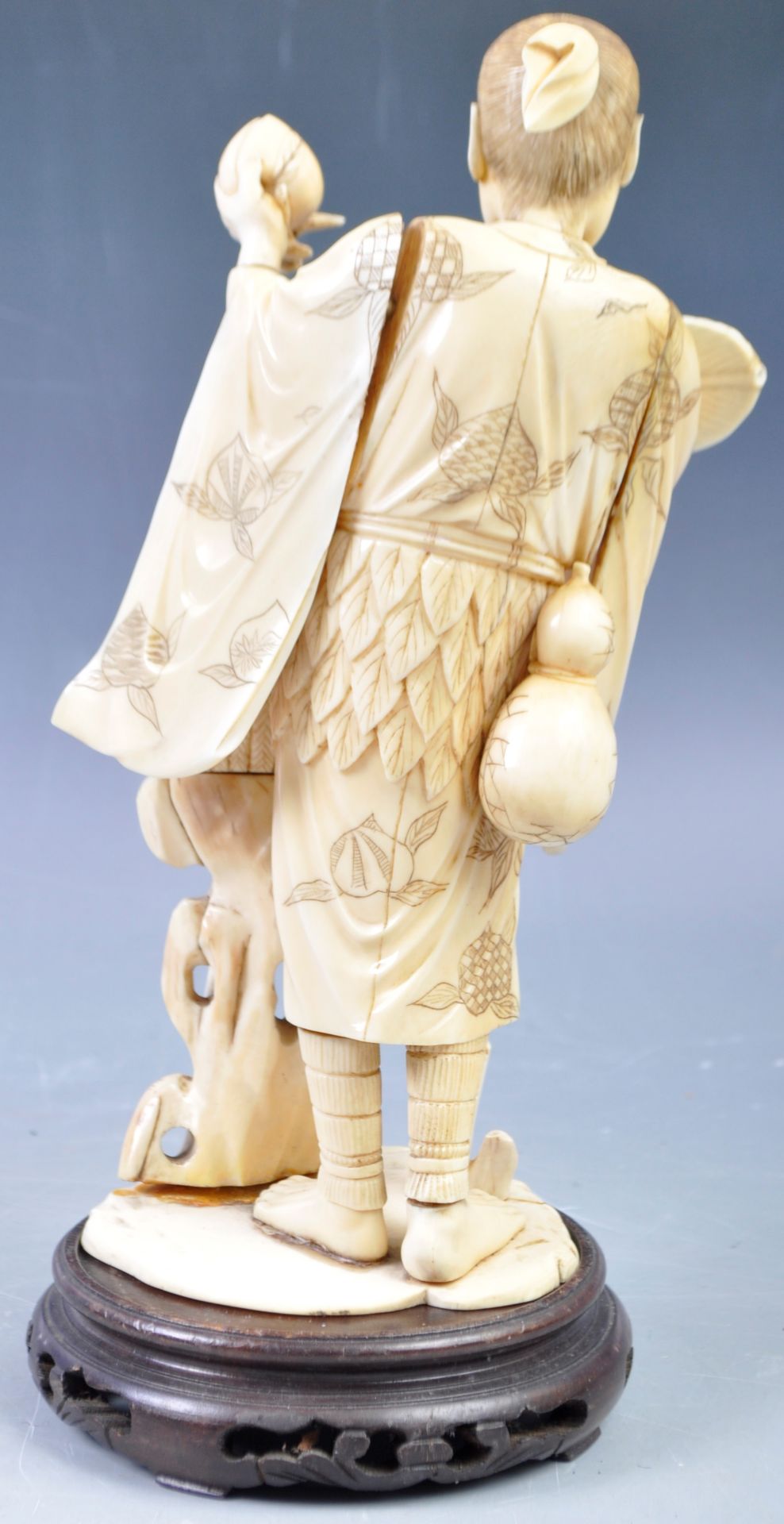 19TH CENTURY LARGE JAPANESE MEIJI IVORY OKIMONO FIGURINE - Image 2 of 5