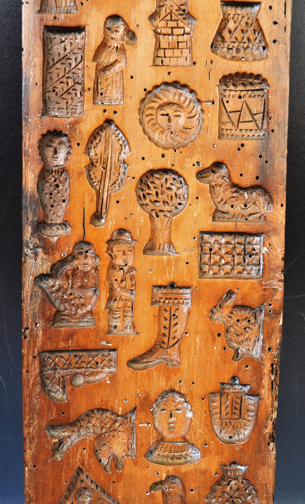 AN ANTIQUE 18TH CENTURY CARVED FRUITWOOD SWEET MOULD - Image 4 of 7