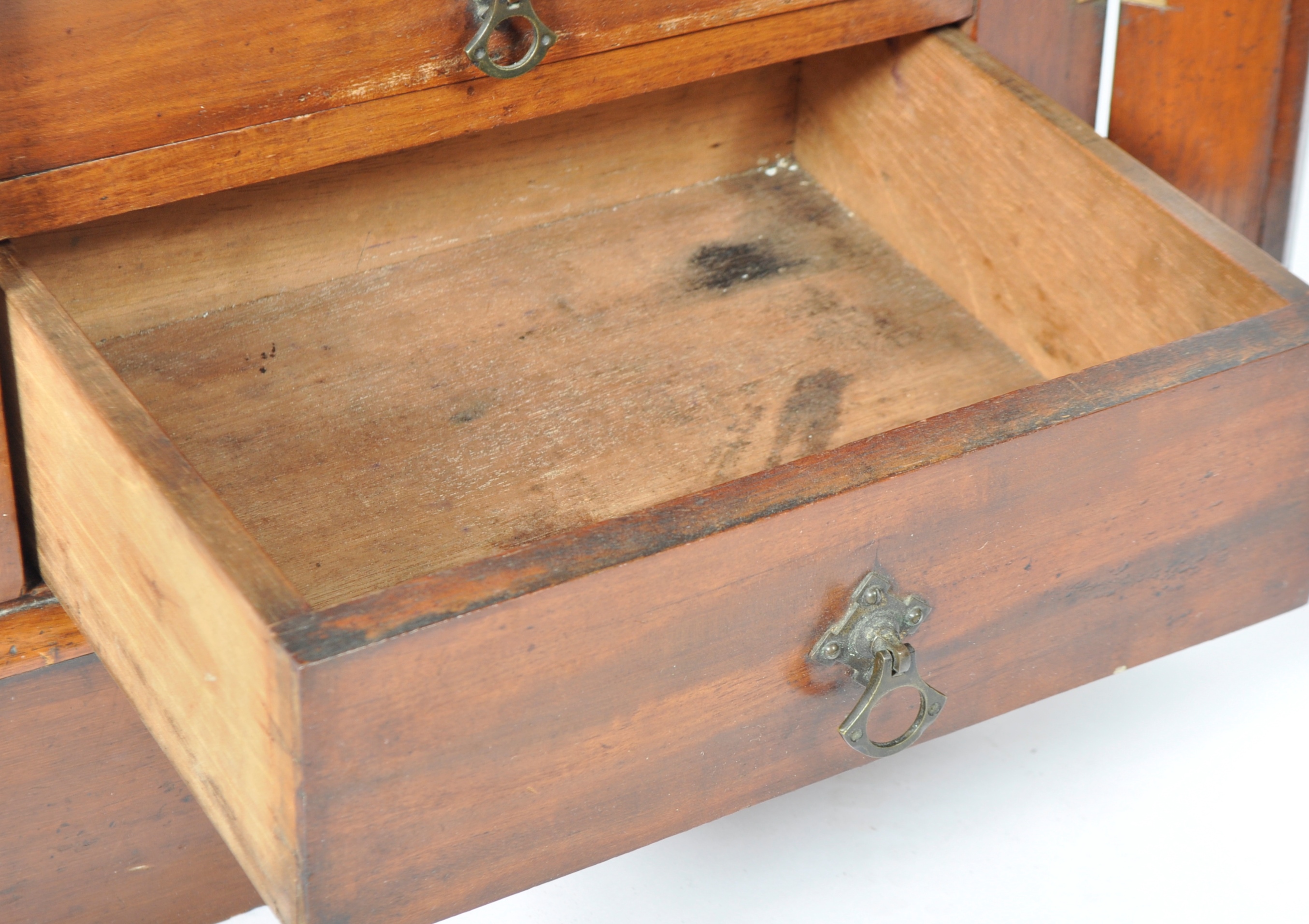 19TH CENTURY VICTORIAN WELLINGTON / SPECIMEN CHEST OF DRAWERS - Image 12 of 12