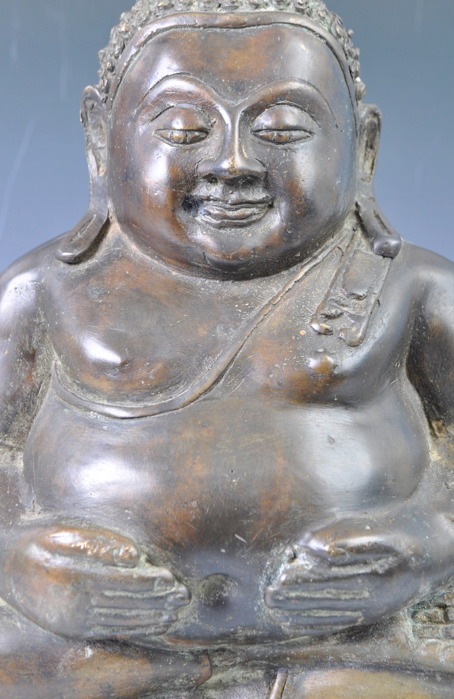 19TH CENTURY THAI BRONZE FIGURINE OF MAHA KATYANA BUDDHA - Image 3 of 4