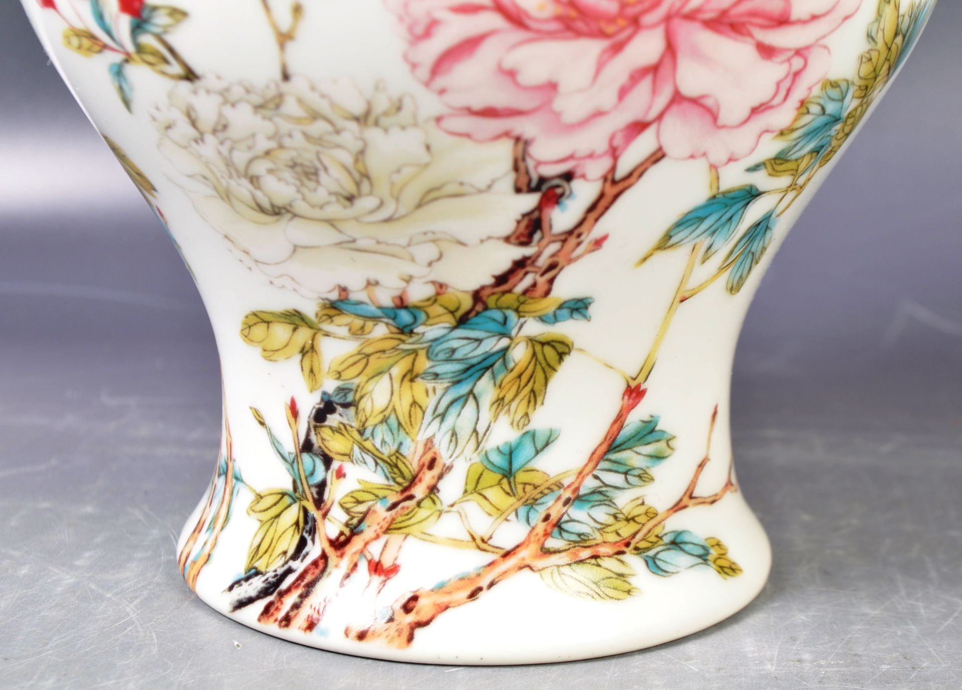 19TH CENTURY JAPANESE MEIJI PERIOD HAND PAINTED VASE - Image 5 of 7