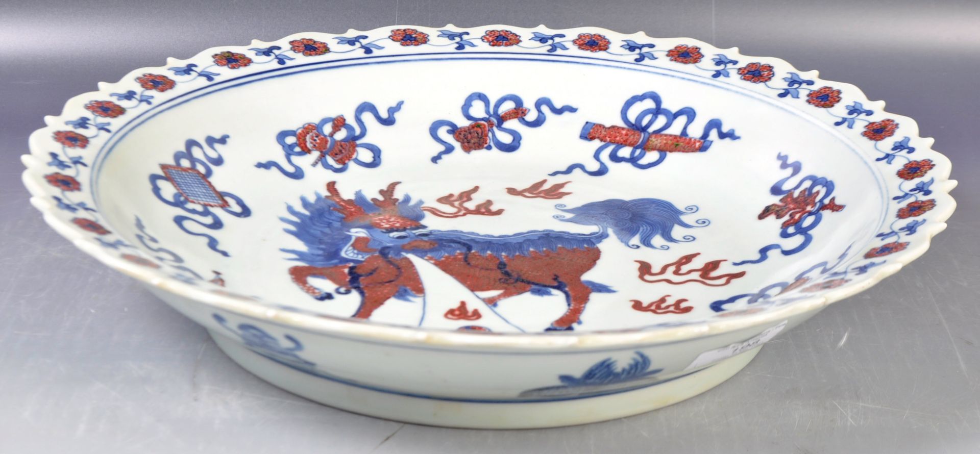 CHINESE WANLI MARK LARGE 15" SCALLOPED EDGE FOO DOG BOWL - Image 7 of 10