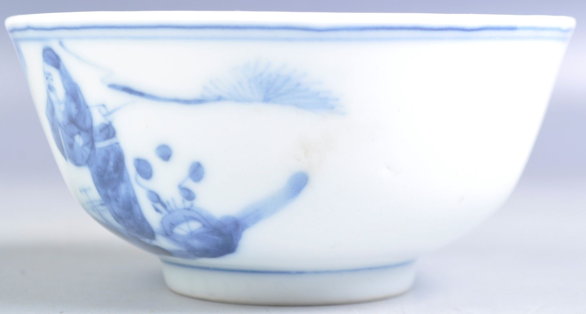 19TH CENTURY CHINESE BLUE AND WHITE RICE BOWL DEPICTING ELDERS - Bild 4 aus 7