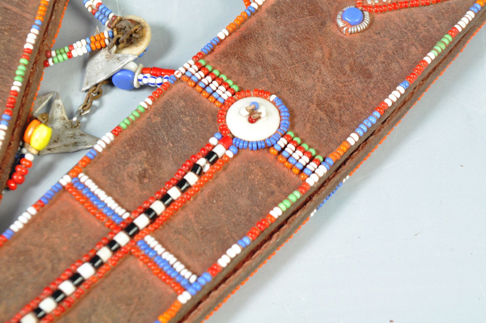 PAIR OF AFRICAN MAASAI TRIBE LEATHER AND BEADWORK EARRINGS - Bild 9 aus 10