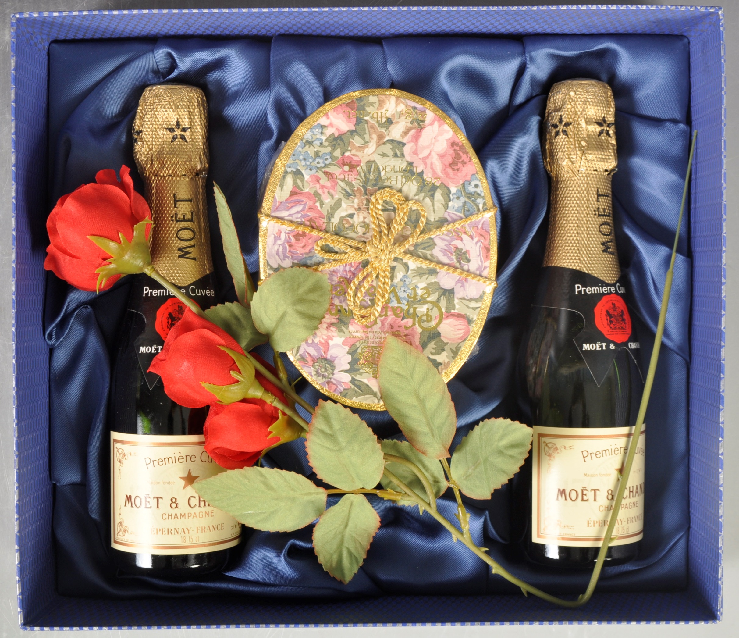 MOET & CHANDON CASED CHAMPAGNE PRESENTATION SET