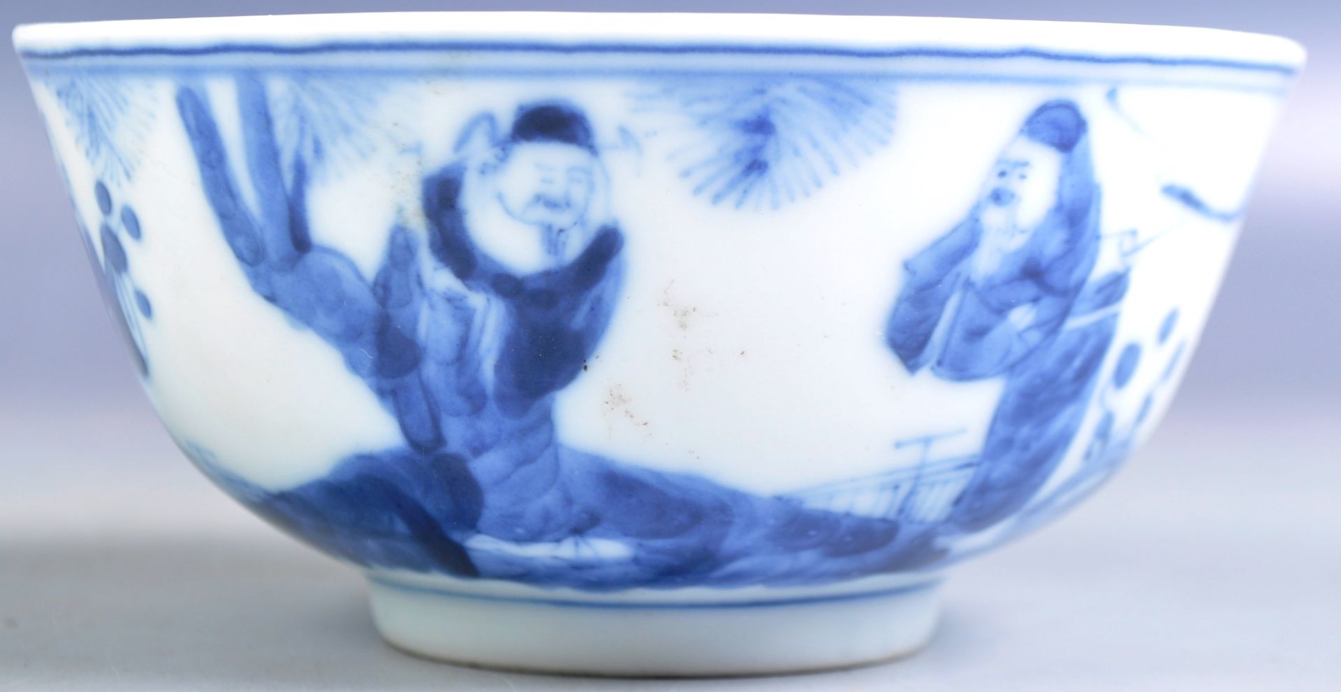 19TH CENTURY CHINESE BLUE AND WHITE RICE BOWL DEPICTING ELDERS - Bild 2 aus 7