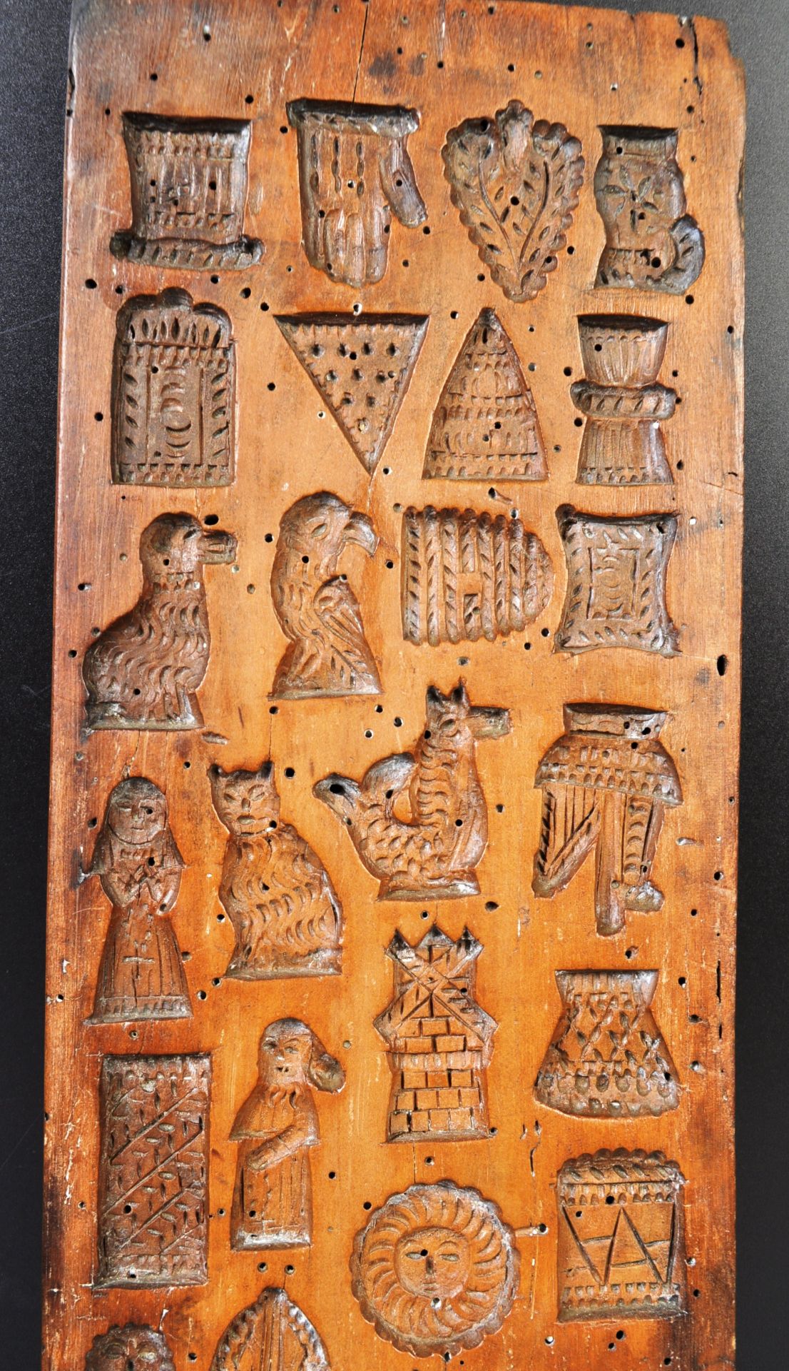 AN ANTIQUE 18TH CENTURY CARVED FRUITWOOD SWEET MOULD - Image 2 of 7