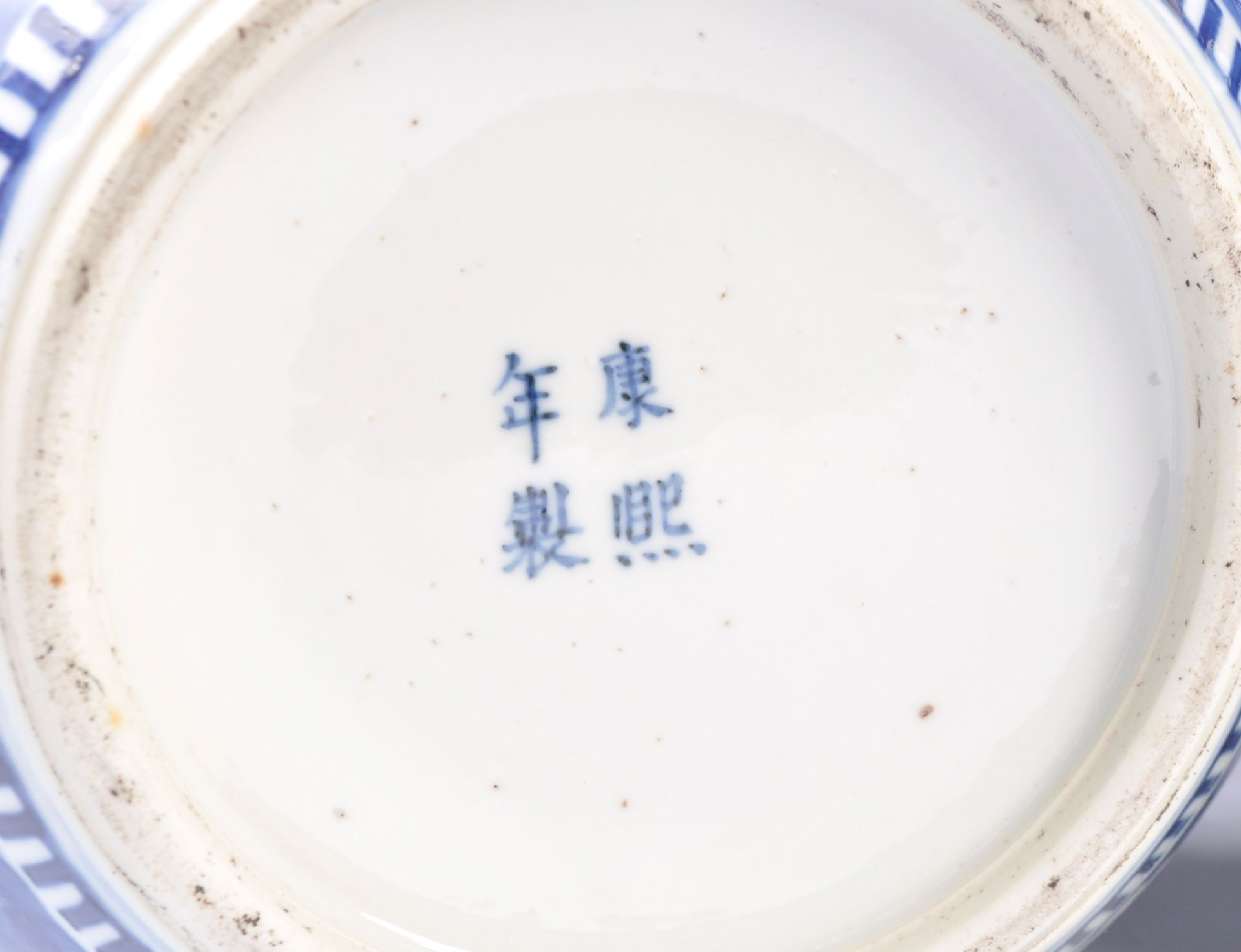 LARGE AND IMPRESSIVE PAIR OF CHINESE KANGXI MARK LIDDED JARS - Image 12 of 13