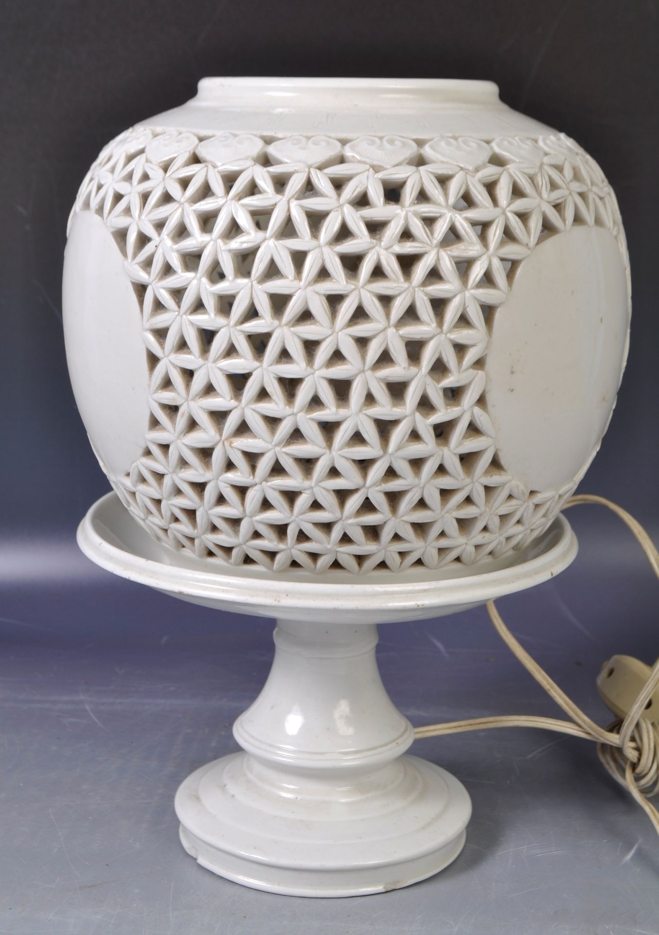 EARLY 20TH CENTURY CHINESE DEHUA BLANC DE CHINE LAMP - Bild 5 aus 7