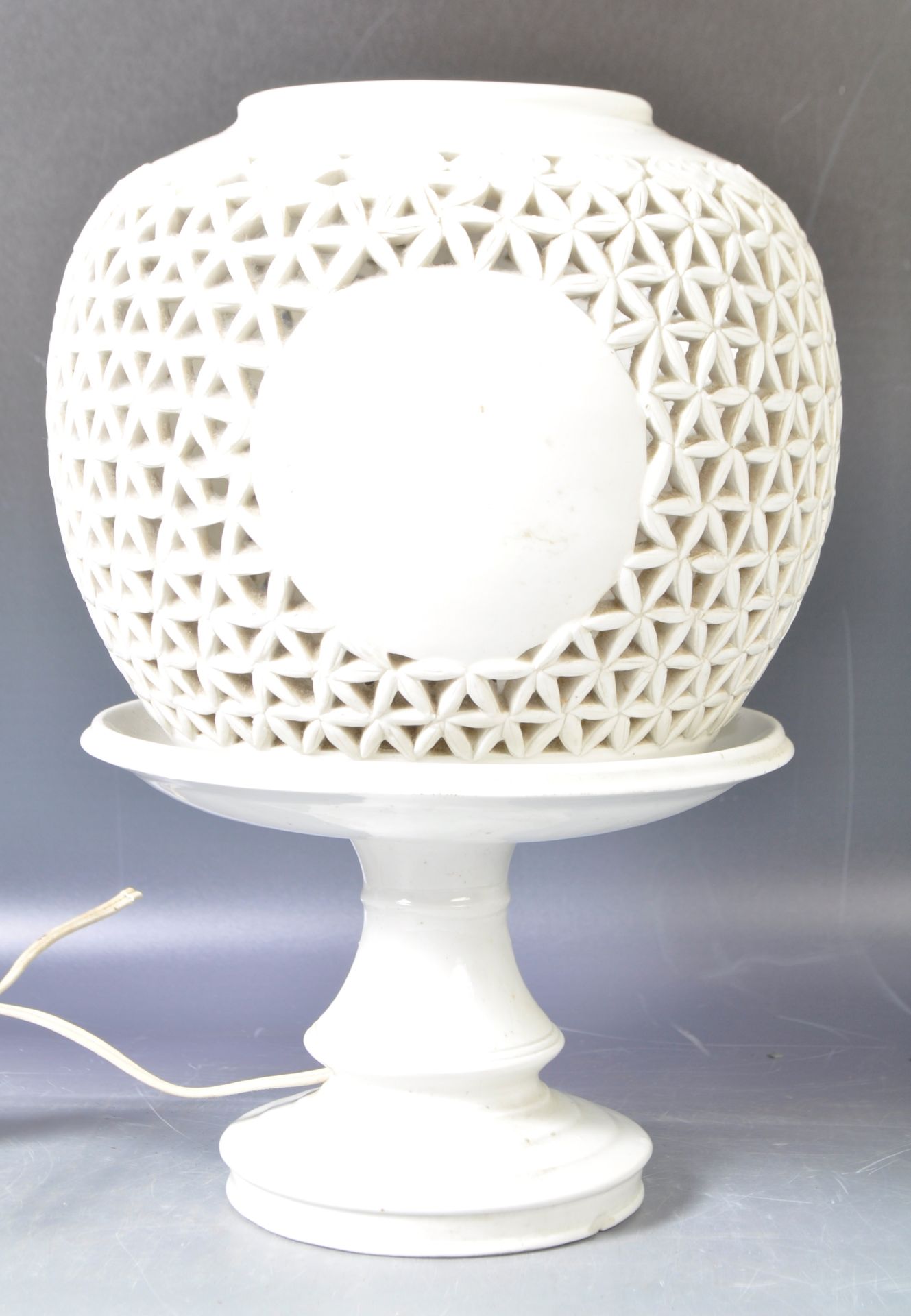 EARLY 20TH CENTURY CHINESE DEHUA BLANC DE CHINE LAMP