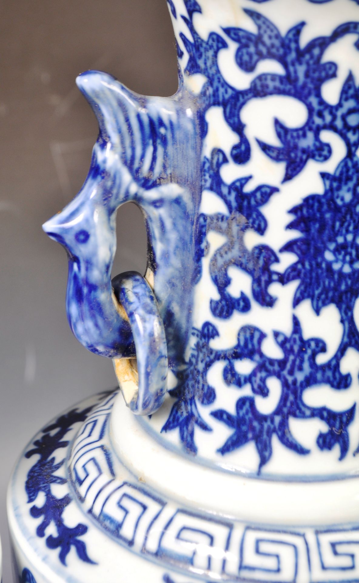 PAIR OF CHINESE QIANLONG MARK PORCELAIN BLUE AND WHITE VASES - Bild 4 aus 10