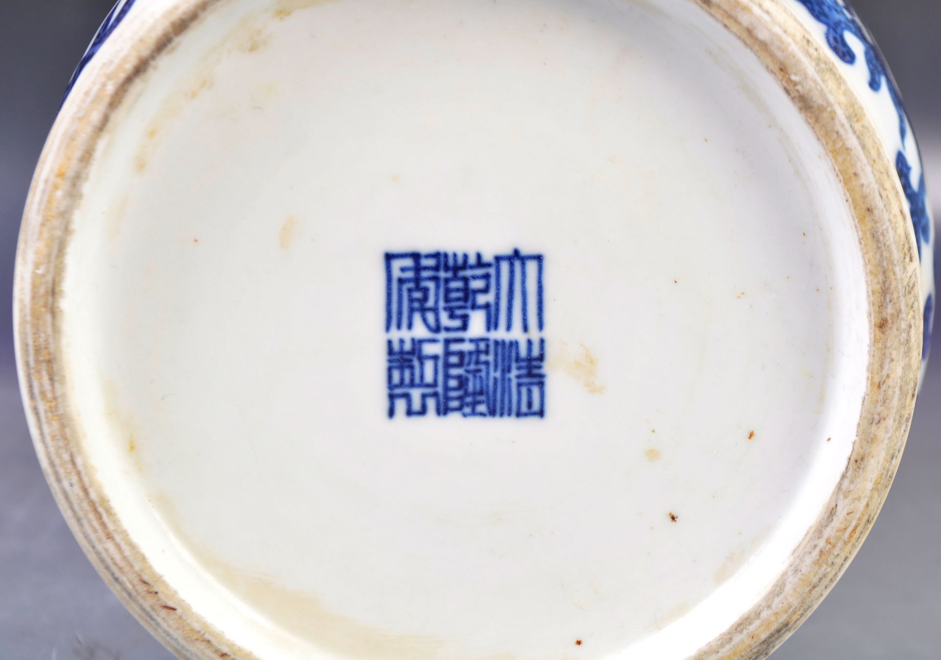 PAIR OF CHINESE QIANLONG MARK PORCELAIN BLUE AND WHITE VASES - Bild 9 aus 10