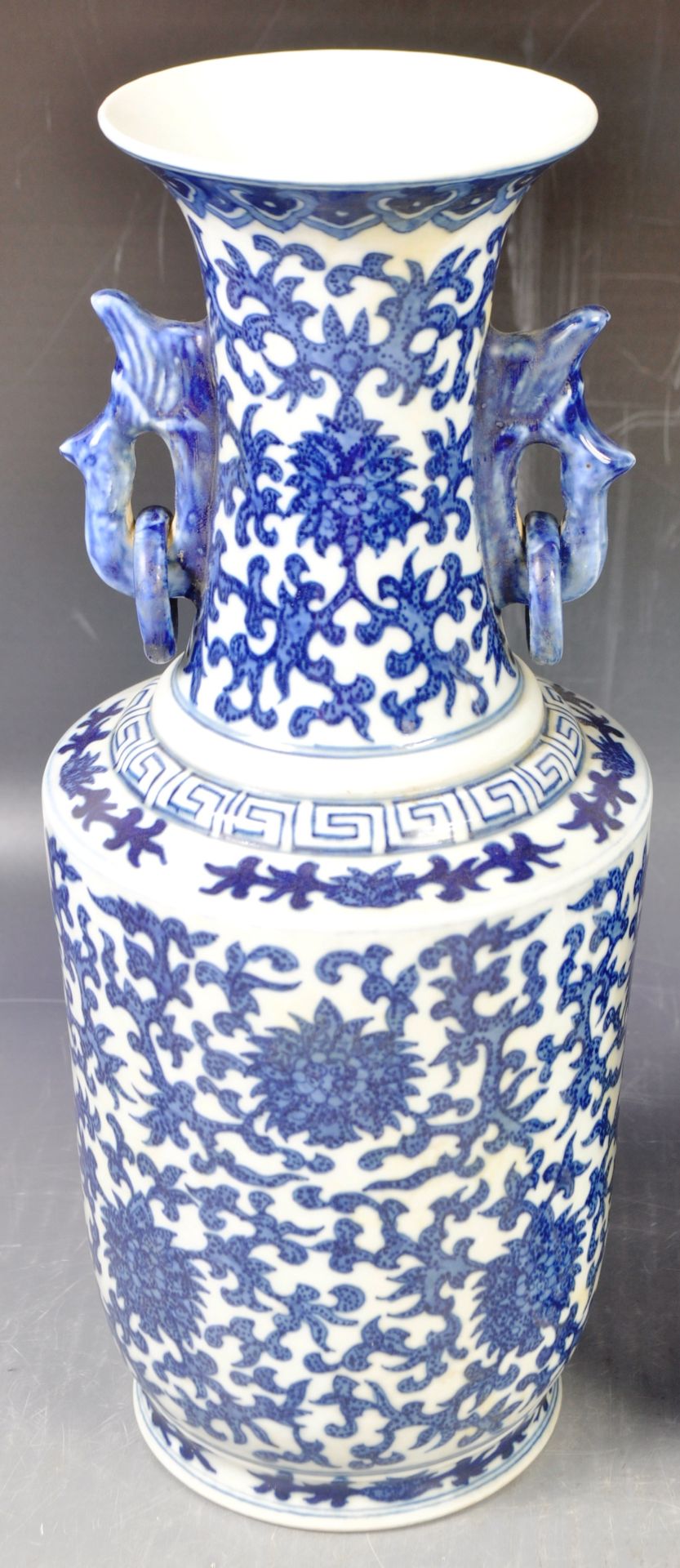 PAIR OF CHINESE QIANLONG MARK PORCELAIN BLUE AND WHITE VASES - Bild 7 aus 10