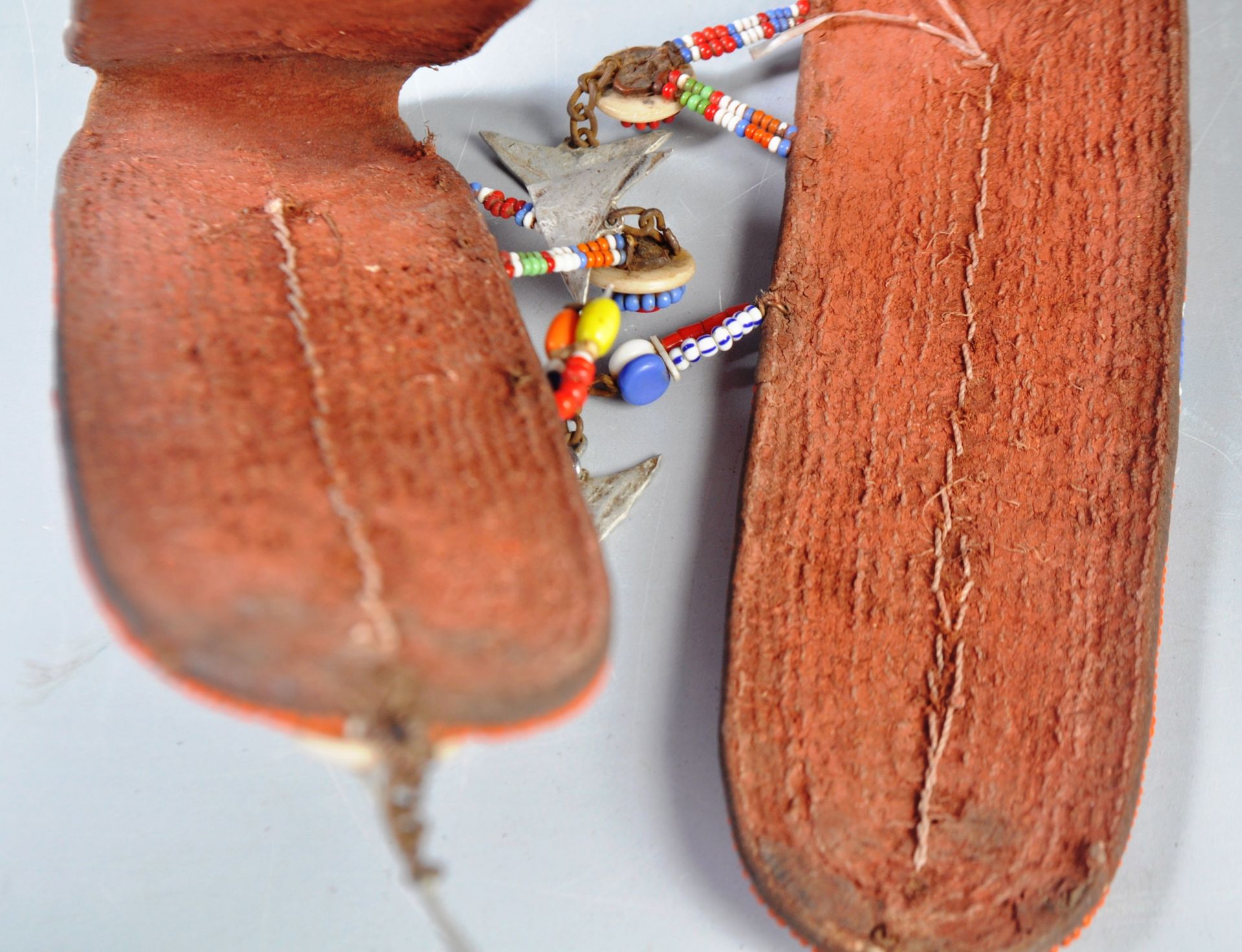 PAIR OF AFRICAN MAASAI TRIBE LEATHER AND BEADWORK EARRINGS - Bild 10 aus 10