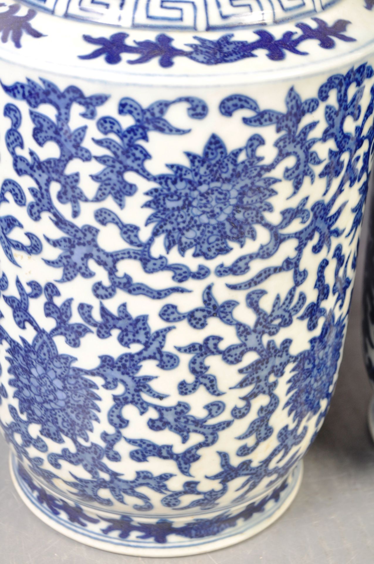 PAIR OF CHINESE QIANLONG MARK PORCELAIN BLUE AND WHITE VASES - Bild 3 aus 10