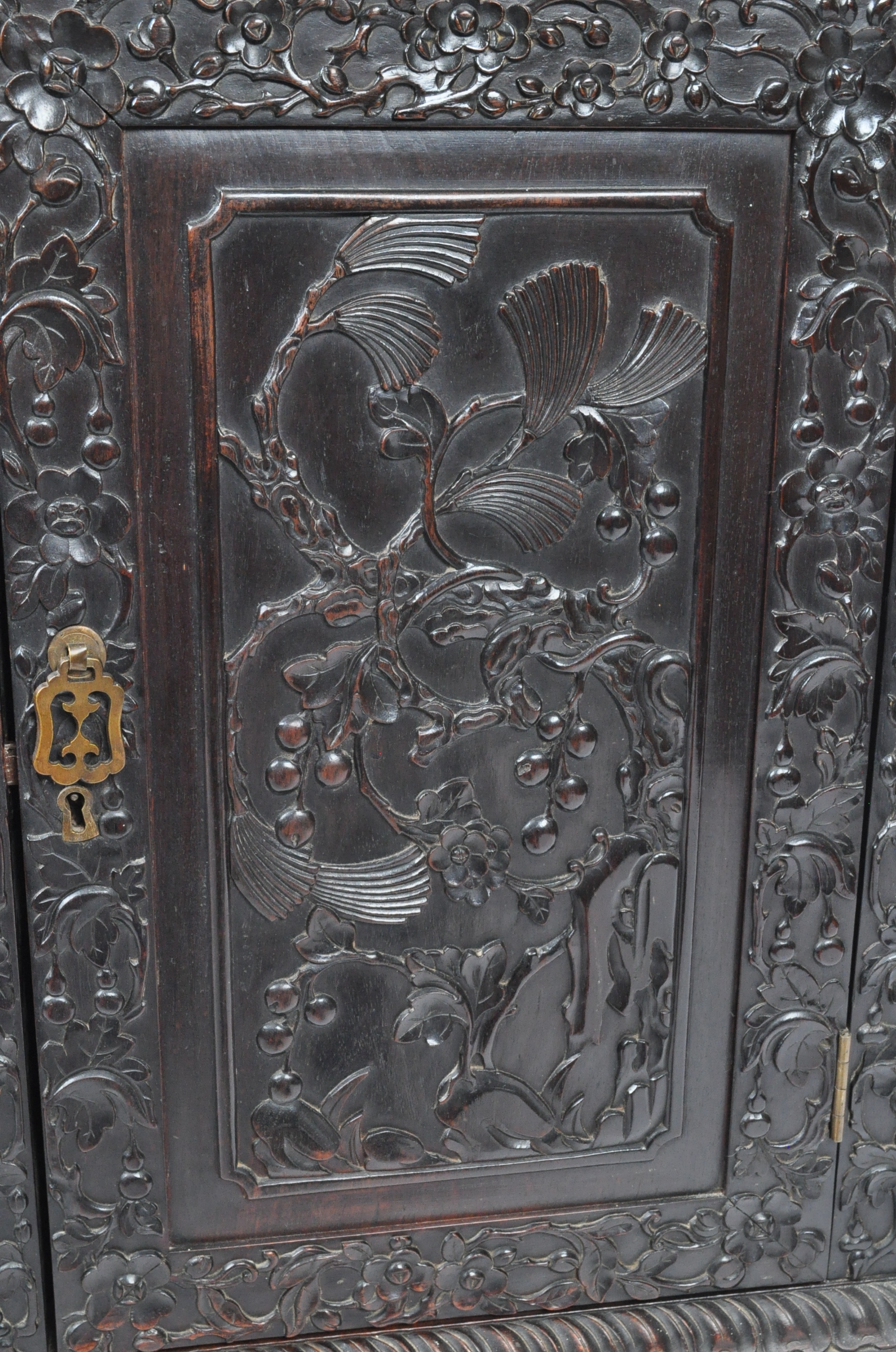 IMPRESSIVE 19TH CENTURY CHINESE CARVED HARDWOOD DISPLAY CABINET - Image 13 of 18